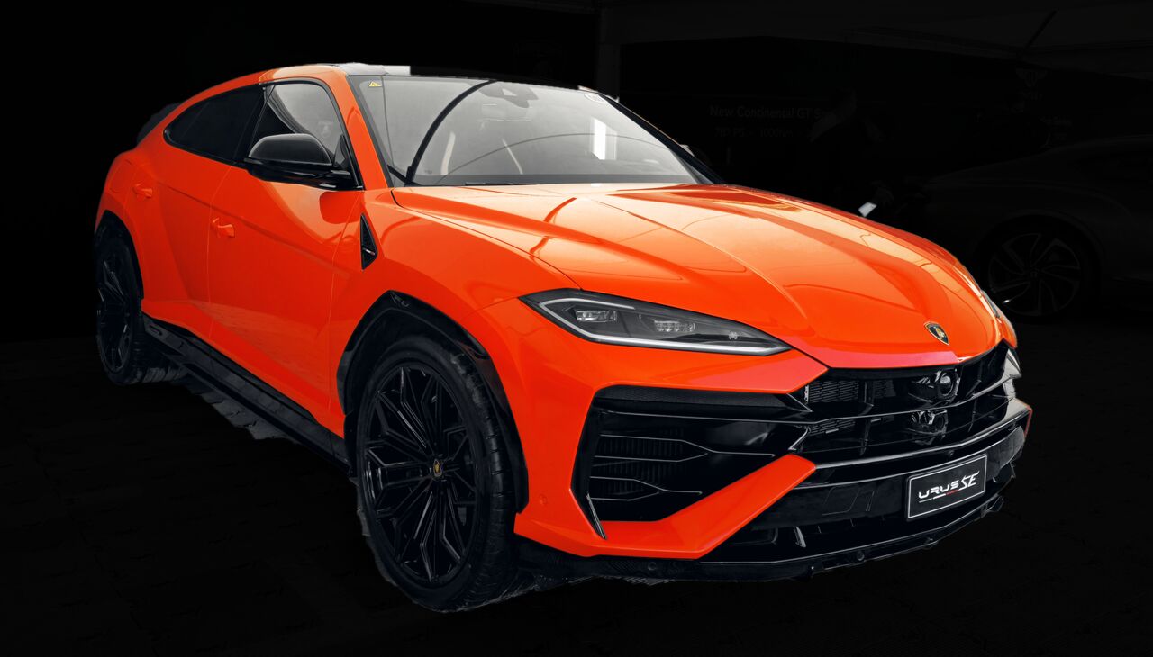 Lamborghini Urus SE laranja sobre fundo escuro
