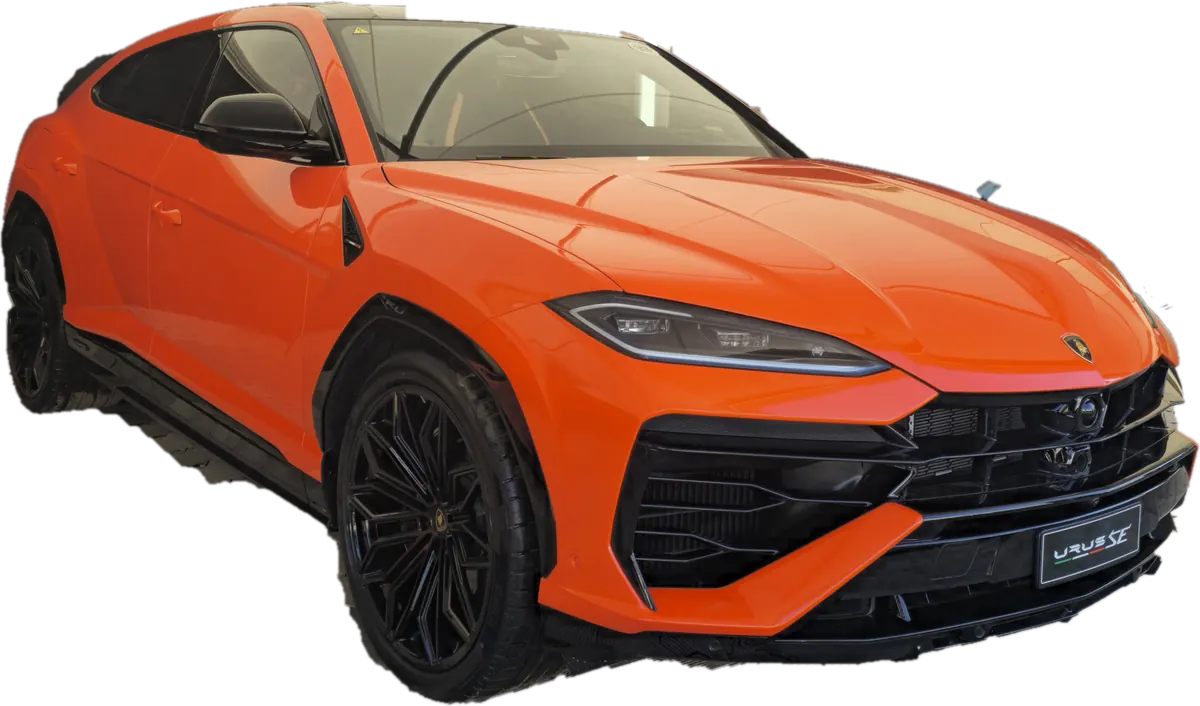 Lamborghini Urus SE laranja visto de frente, em recorte sem fundo